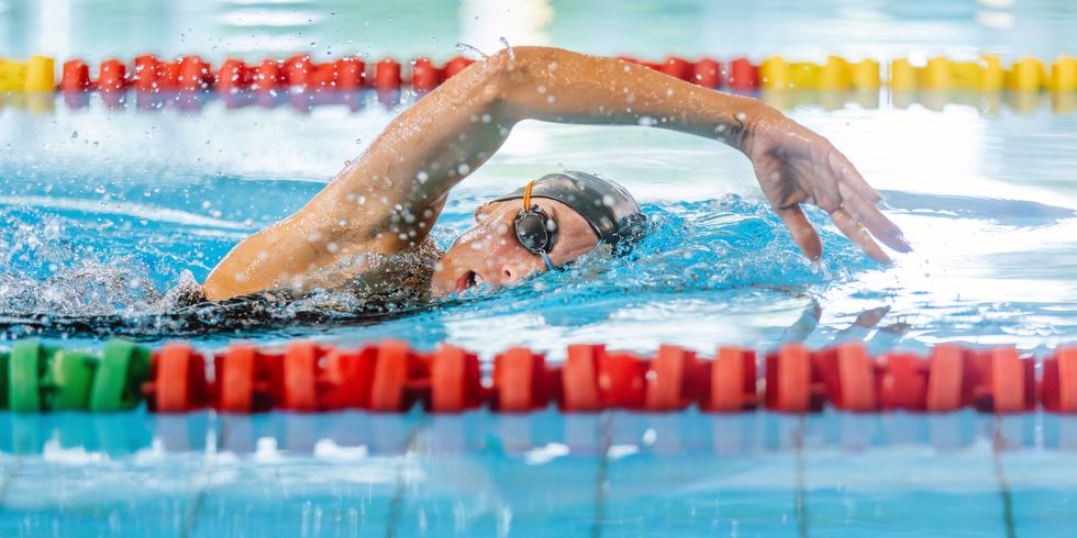 professional female swimmer swimming the front crawl stroke